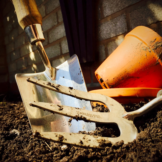 How to clean garden tools